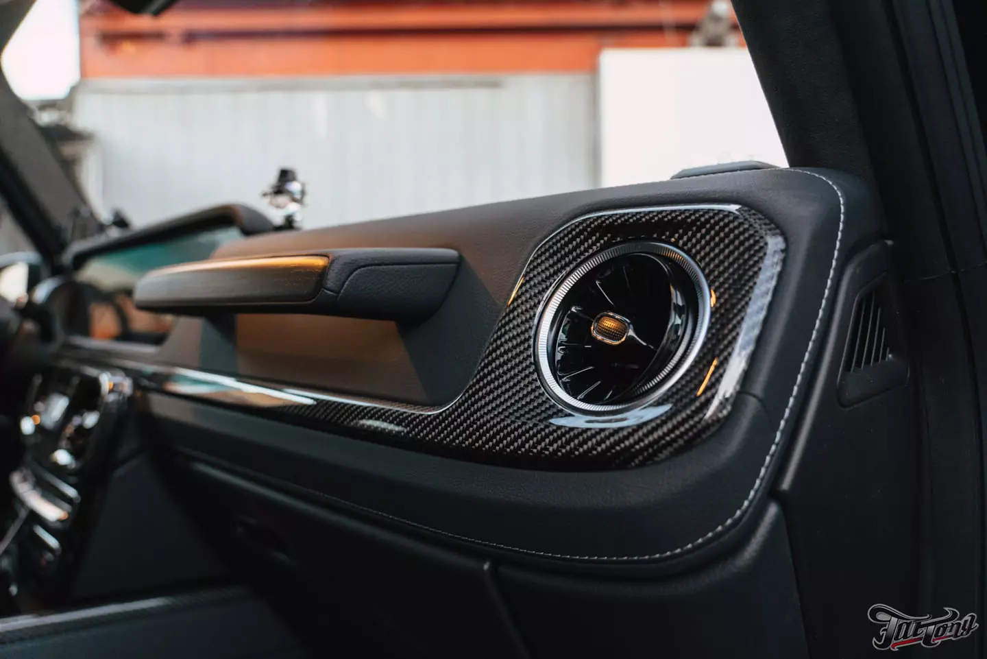 Побортная стереосистема с двумя усилителями на Mercedes G-class. Карбон в салоне. Полировка и керамика кузова, оклейка лобового стекла